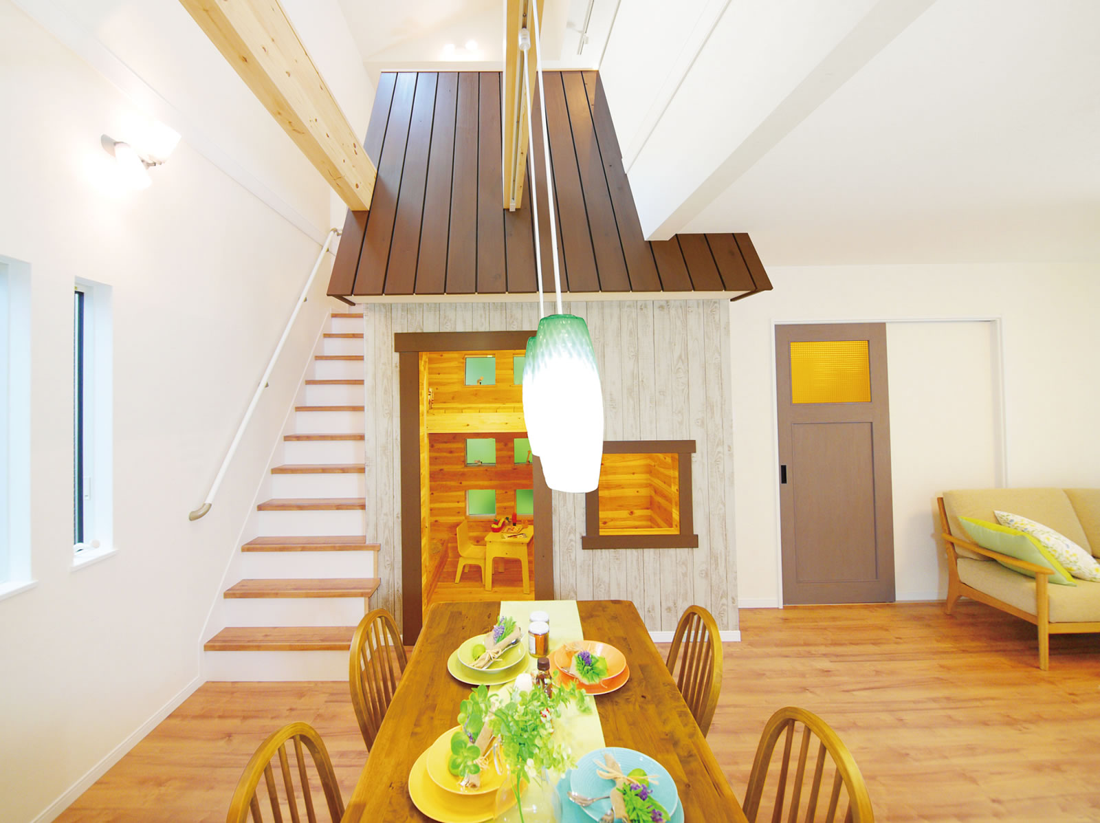 家事動線の良いキッチンやワイドなリビングカウンターを備え、開放感と光にあふれる吹き抜けリビング。