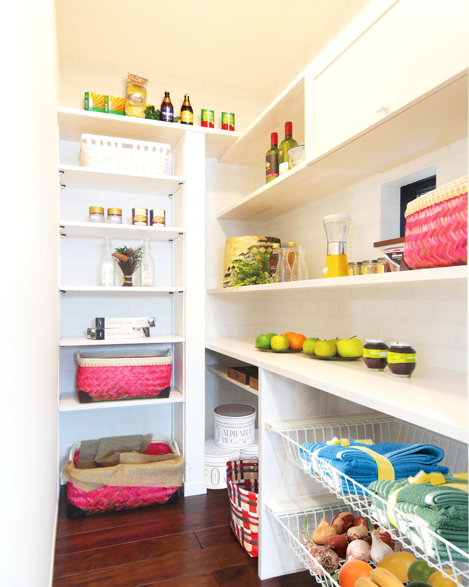 キッチンの奥に買い置きの食材や調味料、ふだん使わない食器・調理器具等を目立たないよう収納できるパントリーを設置。毎日使う場所が、いつもキレイにすっきり片付けられます。