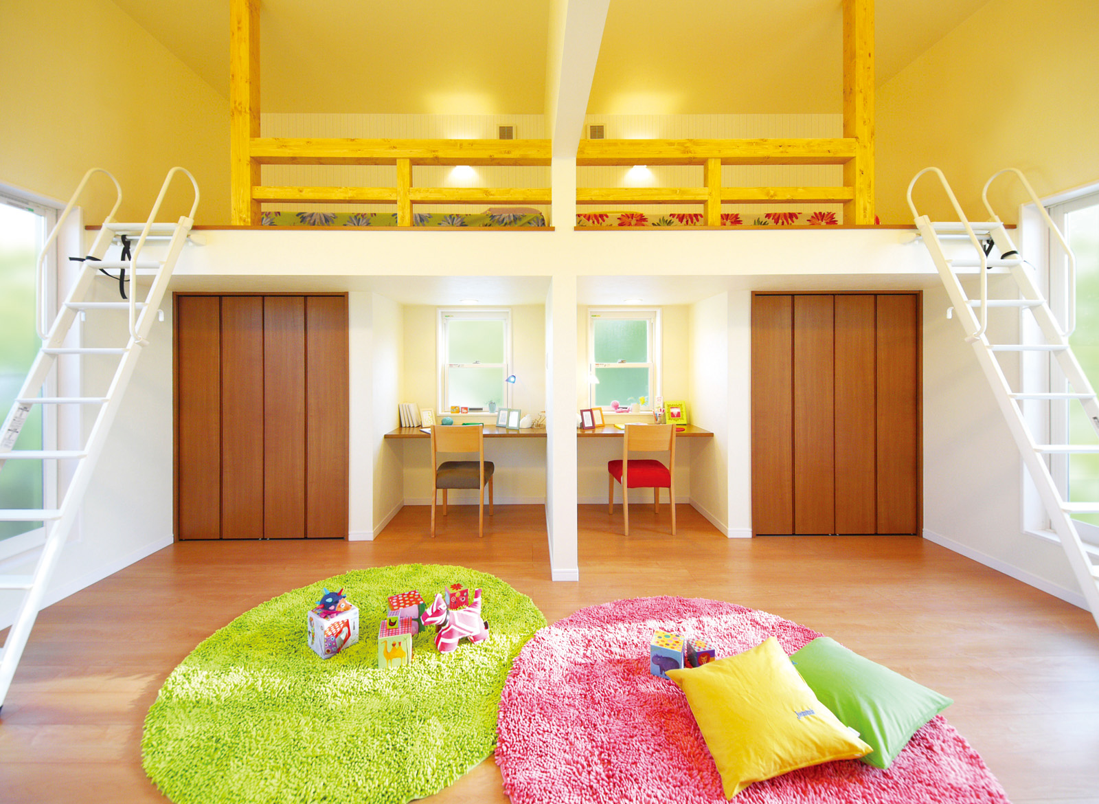 ロフトベッドで空間を有効活用して広々遊べ、将来は独立した2室にも分けられる2ドアの洋室。